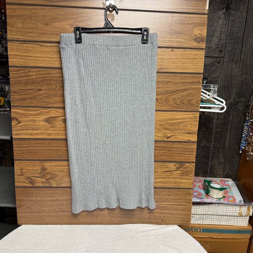 Time & Tru size large 12/14 Gray Ribbed Skirt button detailing side slit - Picture 6 of 8